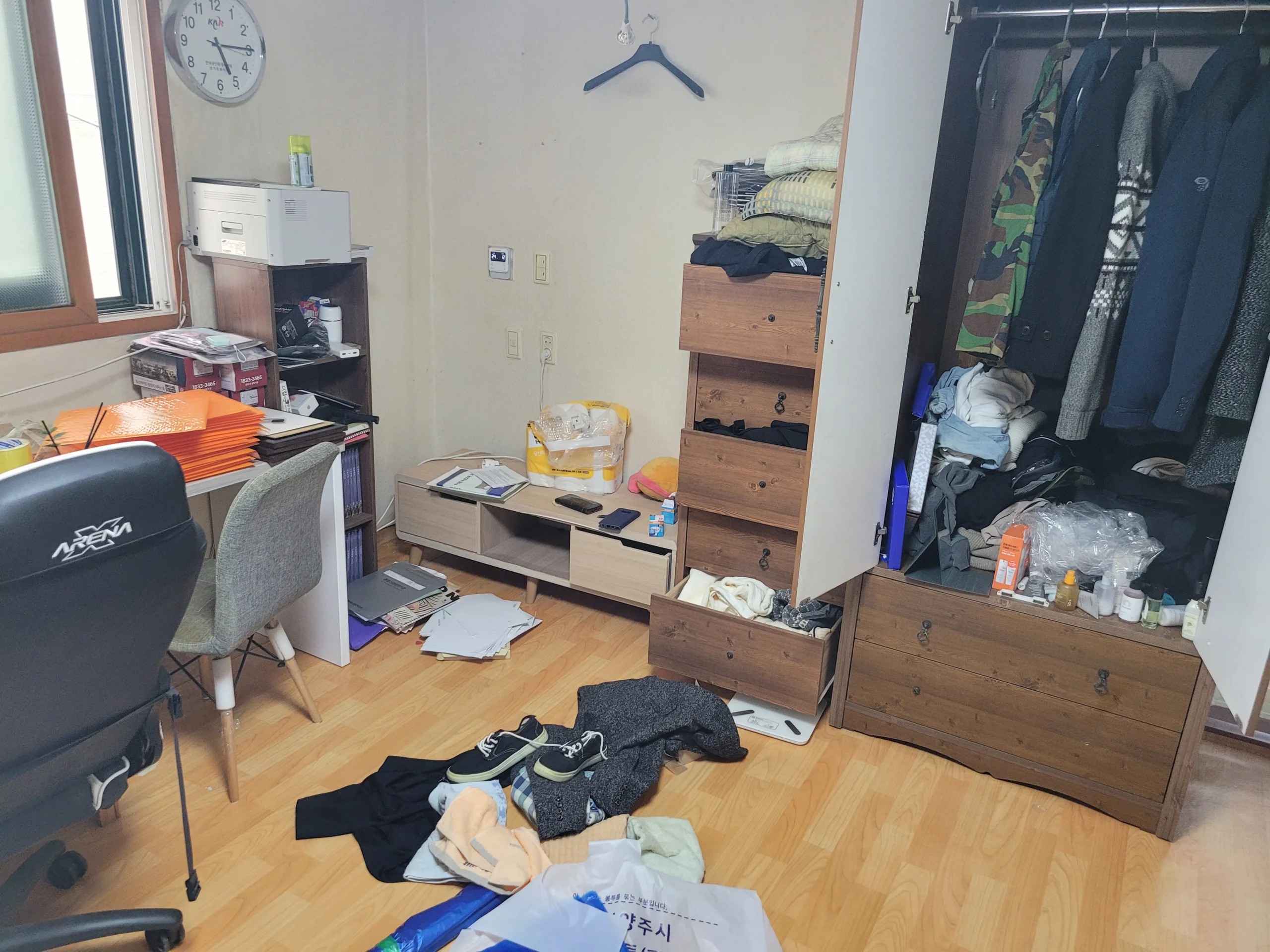 원룸 안 책상과 사무용 의자가 있는 모습