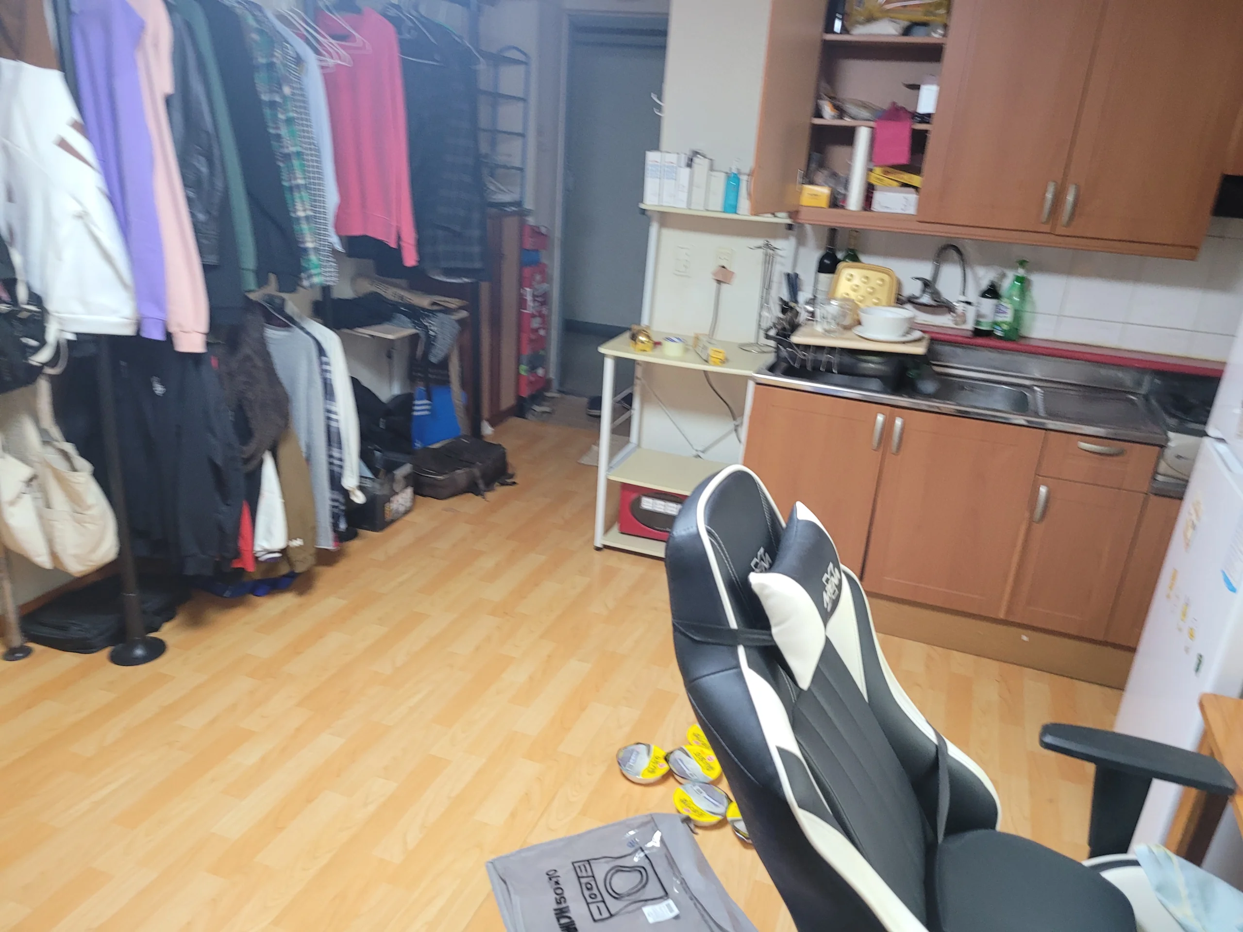 사무용 의자와 옷걸이가 있는 방