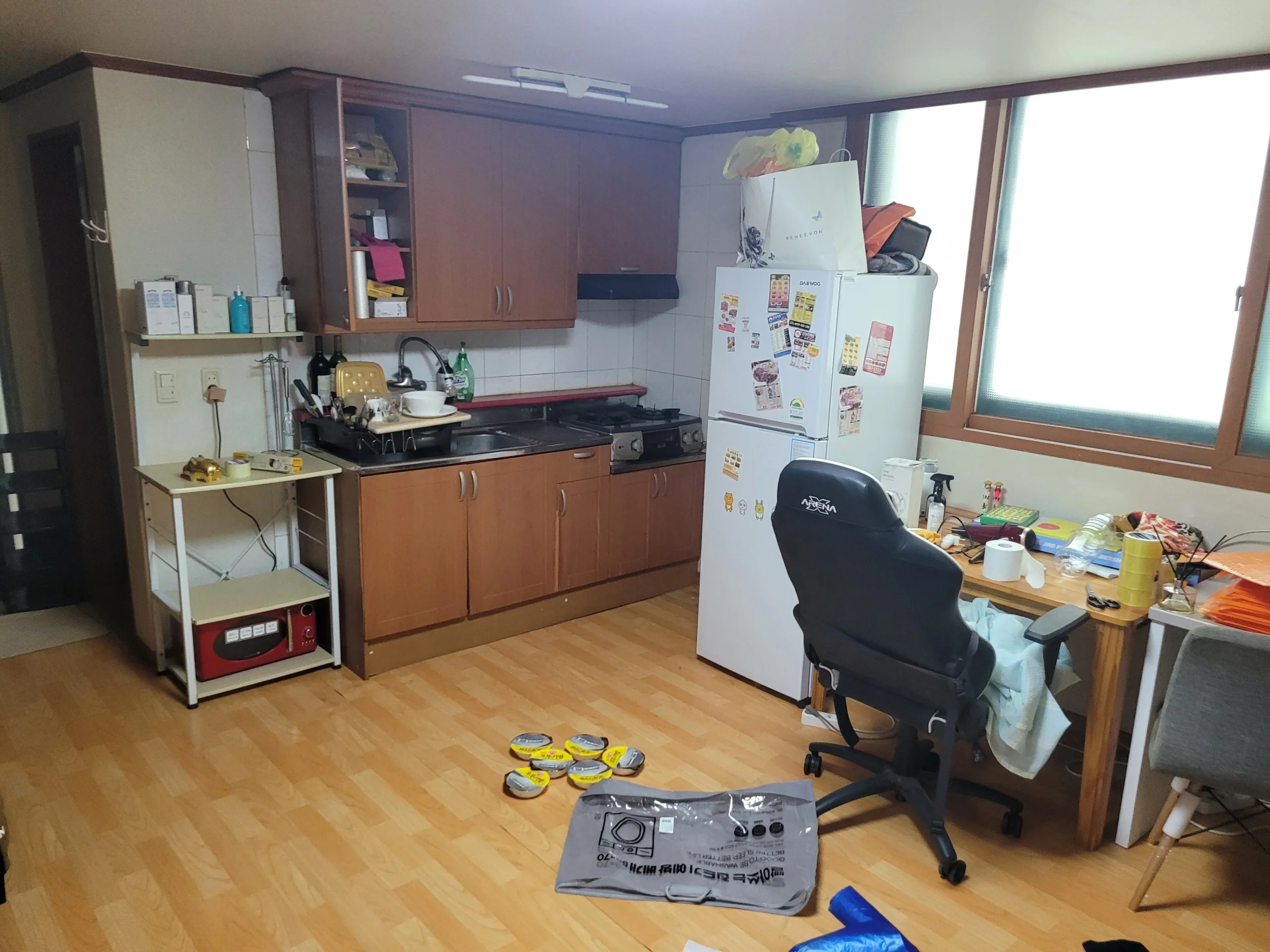 냉장고와 주방 가전이 있는 공간