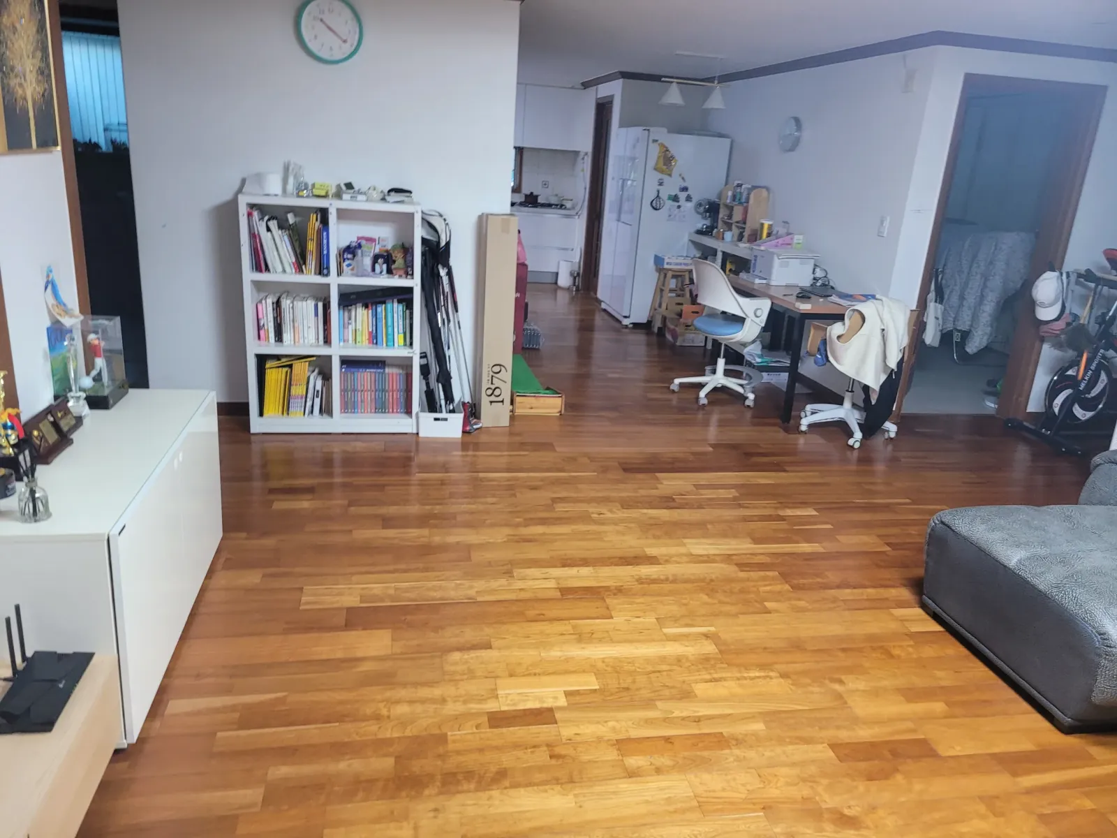 책장과 책상이 있는 정돈된 거실 공간