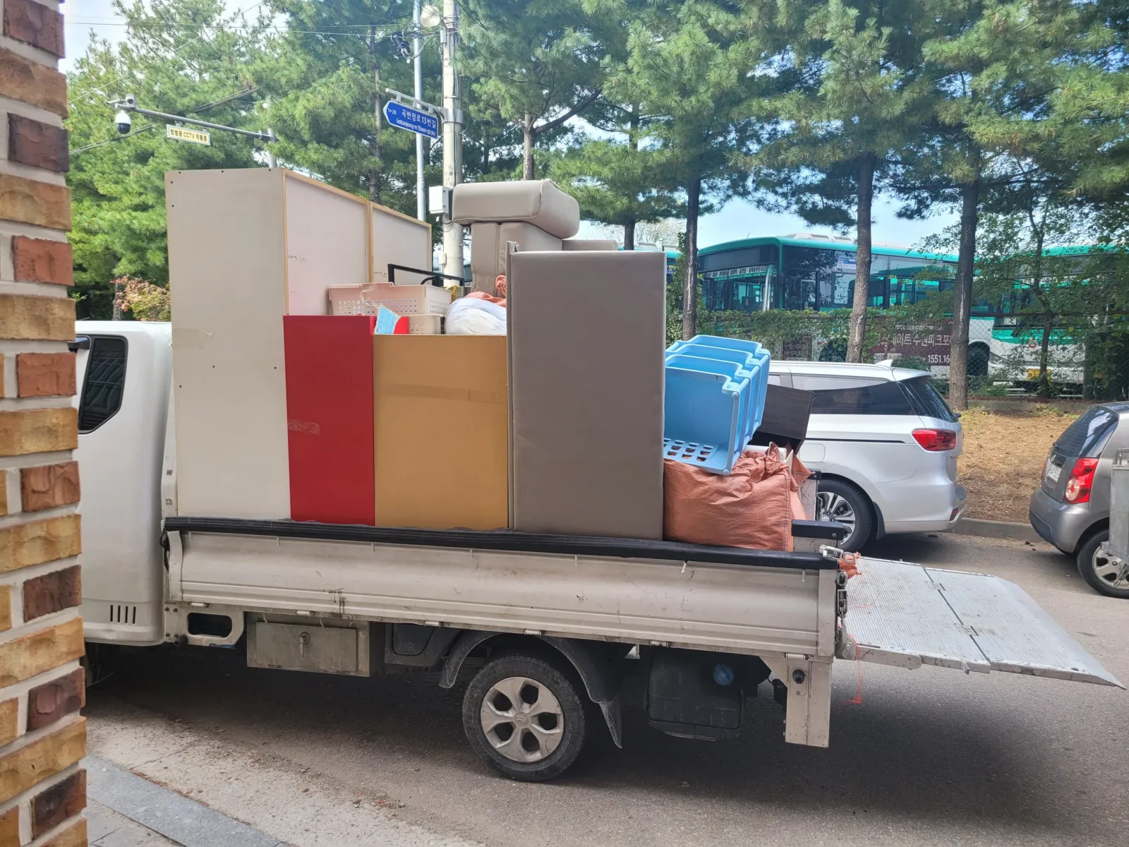 목재 가구와 박스를 실은 수거 트럭