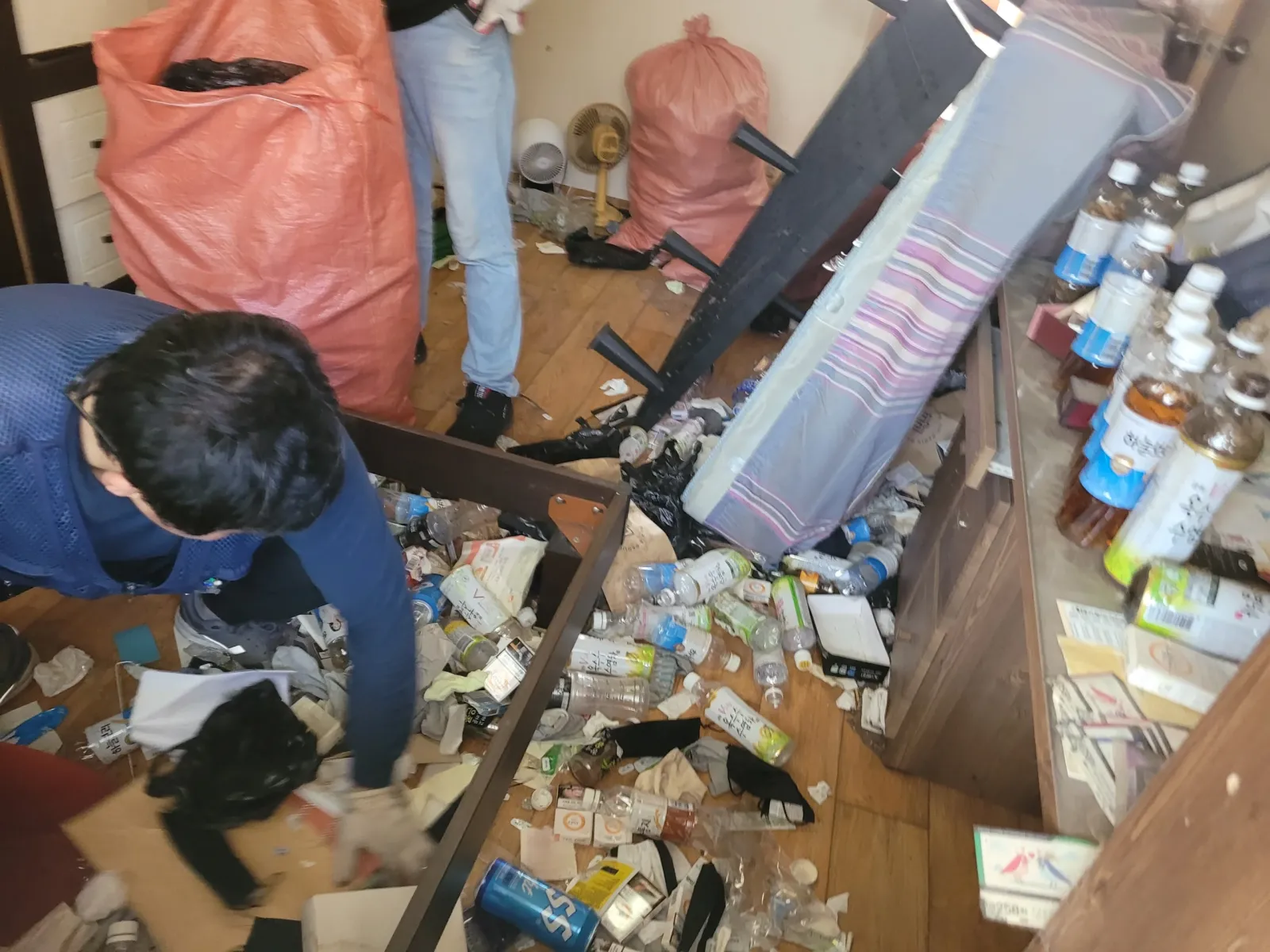 작업자가 어질러진 물건을 분류하는 모습