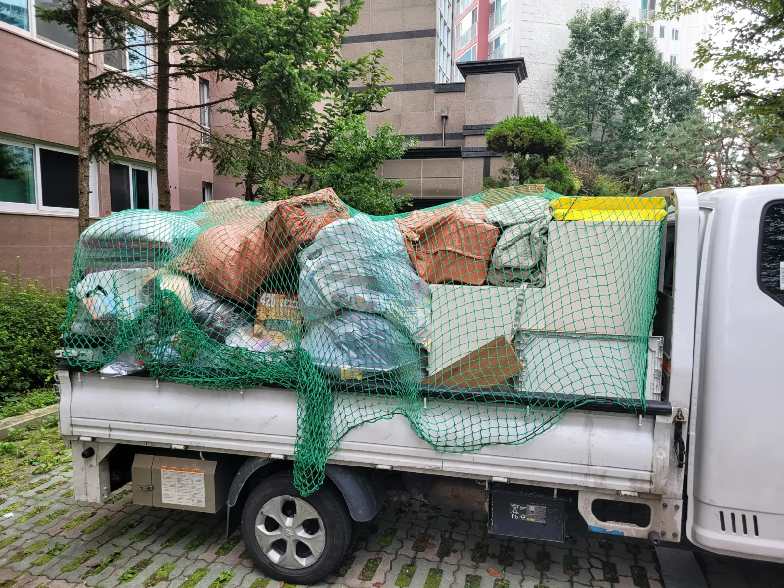 폐기물을 수거해 차량에 싣는 작업자의 모습